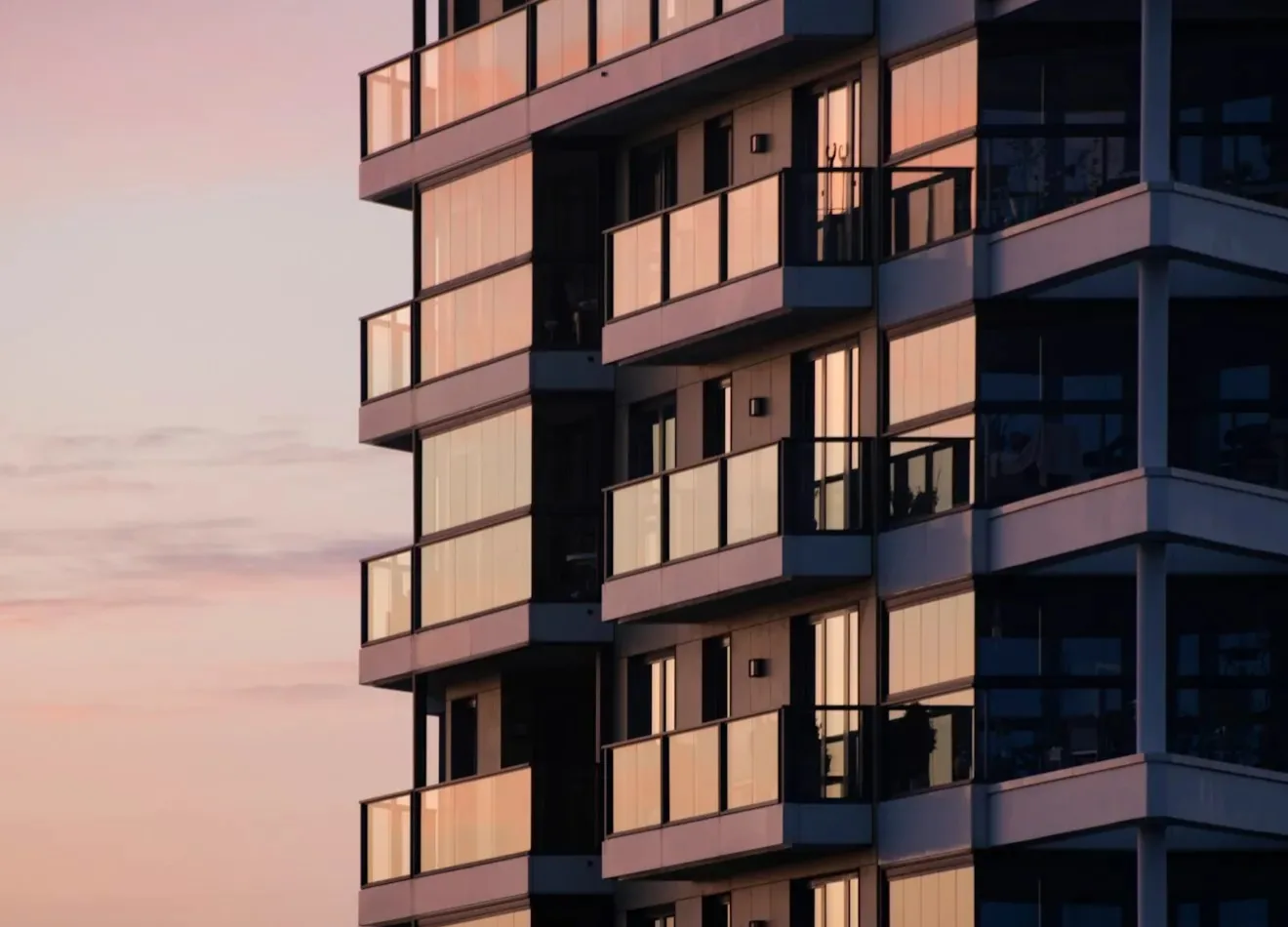 Prédio residencial com varandas ao pôr do sol